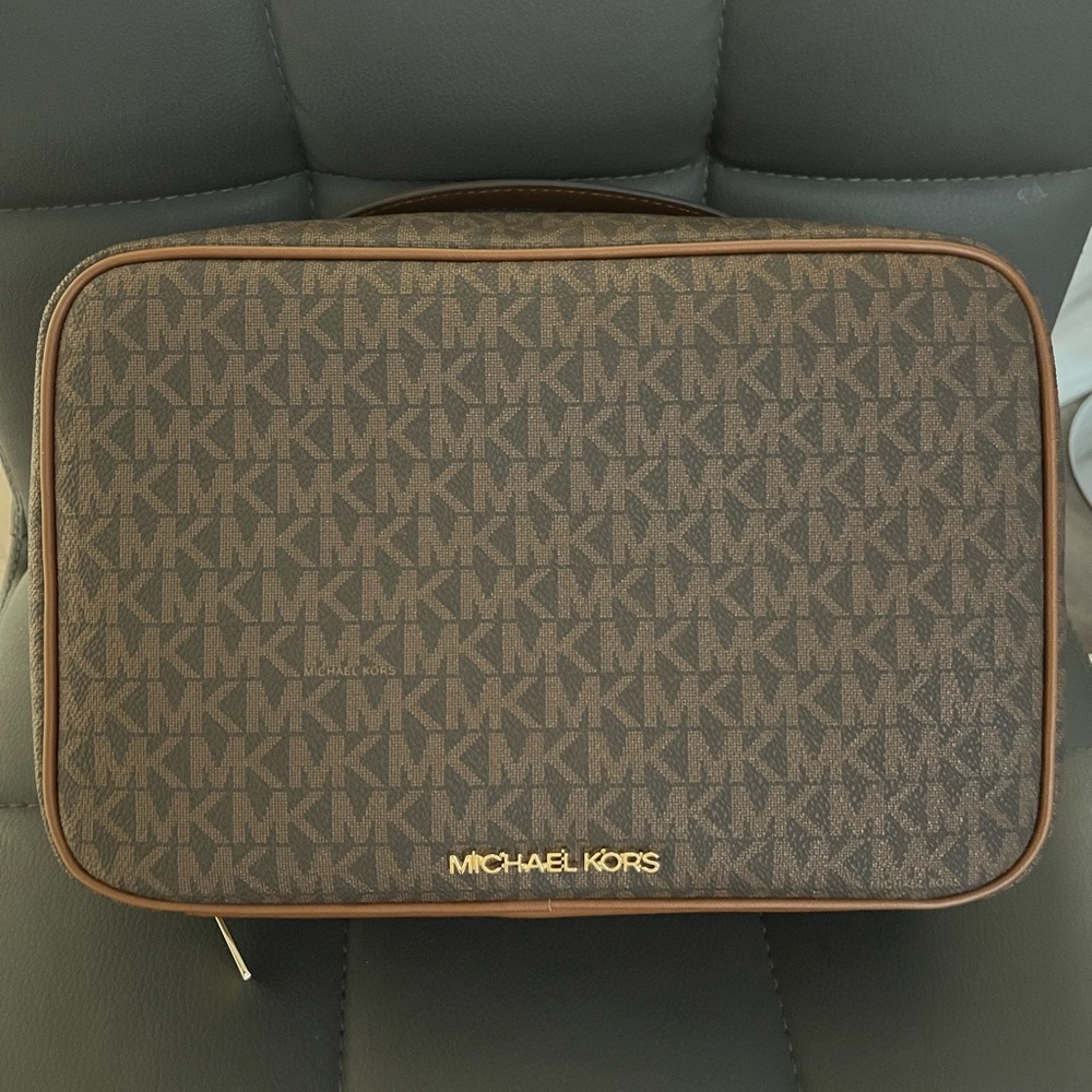 Michael Kors Jet Set Travel Hanging Toiletry Case
